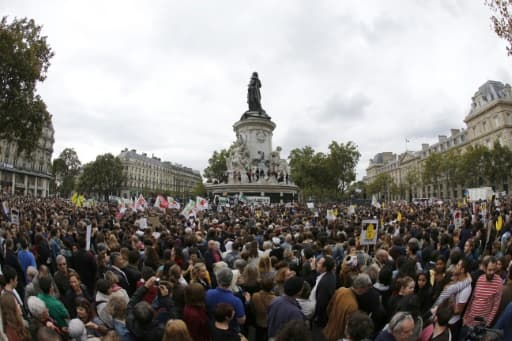 Plusieurs milliers de personnes réunies à Paris pour un rassemblement de soutien aux réfugiés, le 5 décembre 2015 Plusieurs milliers de personnes réunies à Paris pour un rassemblement de soutien aux réfugiés, le 5 décembre 2015