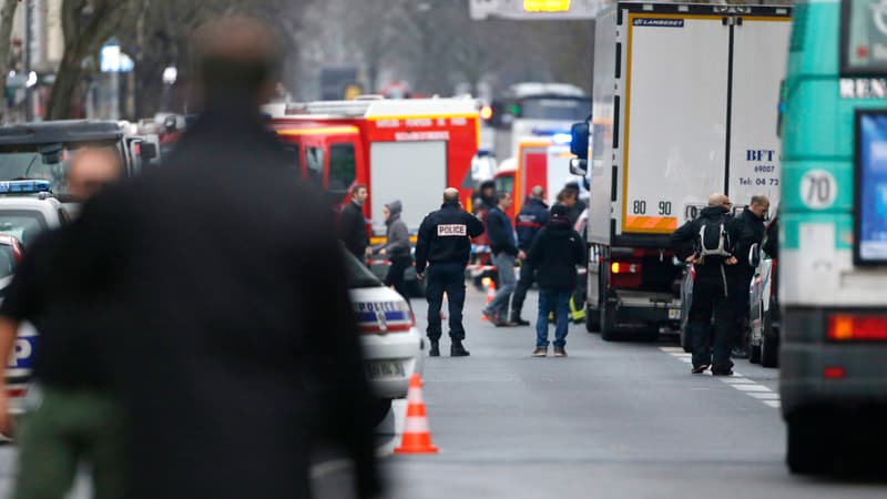 Sur les lieux de l'attaque, à Montrouge, dans le sud de Paris, le 8 janvier 2015. 