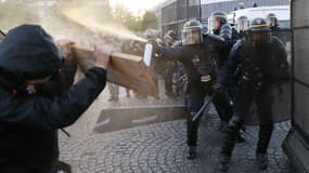 Manifestants antifascistes et forces de l'ordre s'affrontent à Paris, le 23 avril 2017. 