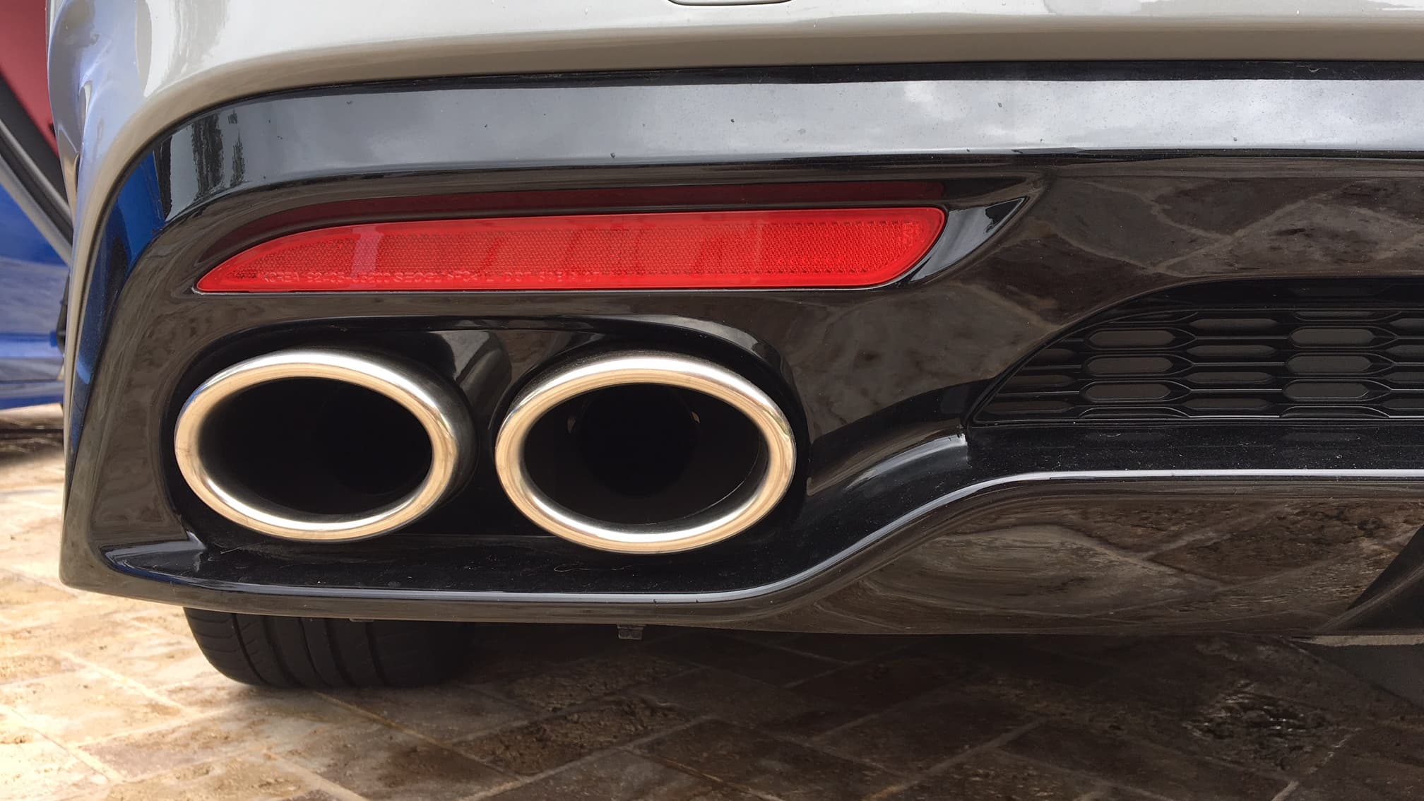 La Kia Stinger et son V6 3.3 de 370 chevaux s'offrent une double sortie d'échappement