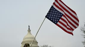 Un drapeau des Etats-Unis devant le Capitol, à Washington. 