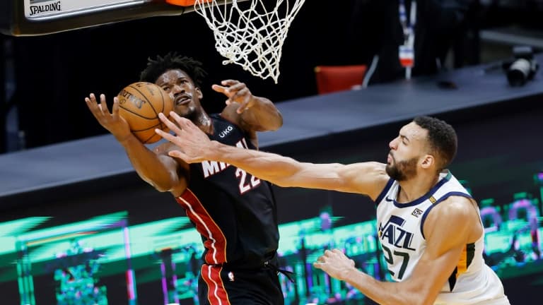 Le Français Rudy Gobert #27 du Utah Jazz en action (en blanc) à l'American Airlines Arena le 26 février 2021 à Miami en Floride, aux Etats Unis d'Amérique.