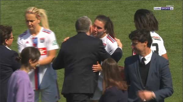 Jean-Michel Aulas fait la bise à Vanessa Gilles avant OL-PSG, le 13 mai 2023. Jean-Michel Aulas fait la bise à Vanessa Gilles avant OL-PSG, le 13 mai 2023.