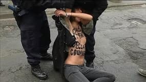 Carlton: trois Femen accueillent DSK aux cris de "macs-clients déclarés coupables"
