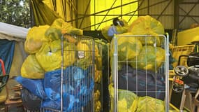 Des vêtements reçus par Emmaus en août 2025.