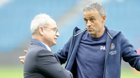 Luis Enrique en discussion avec Luis Campos avant le premier match de la saison, le 16 août 2024