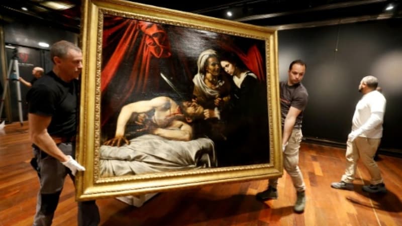 La toile attribuée au Caravage et représentant Judith décapitant Holopherne exposée le 14 juin 2019 à l'hôtel Drouot à Paris en prévision de sa vente aux enchères le 27 juin à Toulouse.