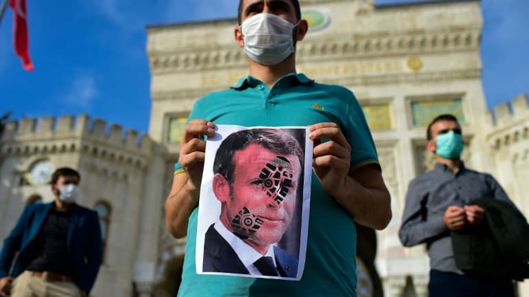 Manifestation, le 25 octobre 2020 à Istanbul, après les propos du président français Emmanuel Macron sur l'islam qui ont suscité critiques, manifestations et même appels au boycott des produits français dans le monde musulman