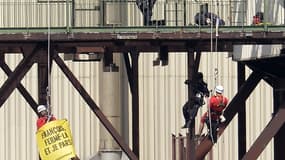 15 juillet 2013, site nucléaire de Tricastin : des gendarmes interpellent des militants de Greenpeace