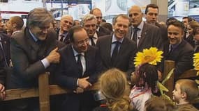 François Hollande a passé la journée de samedi au salond e l'Agriculture. C'est à un petit garçon qu'il a lancé une petite pique à l'égard de Nicolas Sarkozy. La droite n'apprécie pas.