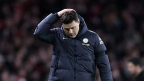 Mauricio Pochettino accuse le coup lors de la déroute de Chelsea sur le terrain d'Arsenal (5-0, Premier League), le 23 avril 2024