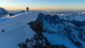 Un alpiniste lors de l'ascension de la face nord des Grandes Jorasses, dans le massif du Mont-Blanc. C'est sur ce parcours qu'un jeune alpiniste belge perdait la vie il y a 27 ans. (photo d'illustration)