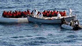 Des membres de la marine italienne viennent en aide à des migrants au large de la Méditerranée, le 27 mai 2016 - AFP-Marina militare
