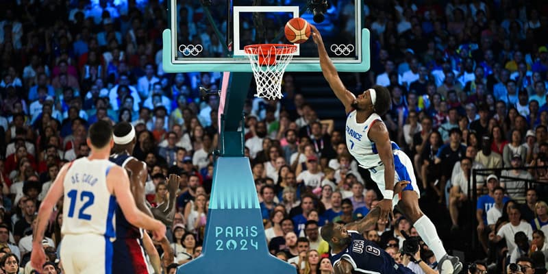 Guerschon Yabusele écrase un énorme dunk sur la tête de LeBron James lors du match France-USA en finale des JO de Paris (le 10/08/2024)