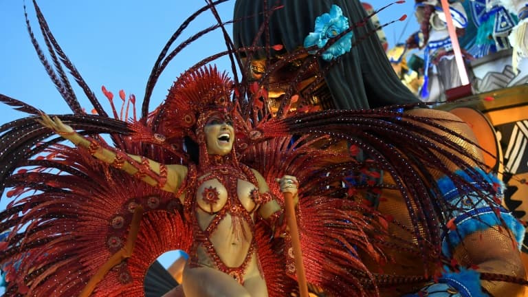 Sur cette photo prise le 24 février 2020, des membres de l'école de samba Portela défilent lors de la première nuit du carnaval de Rio au Sambadrome Marques de Sapucai à Rio de Janeiro, Brésil