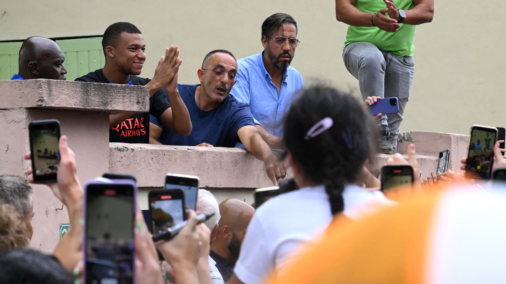 Kylian Mbappé salue les fans au stade municipal du Thor