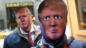 Des personnes ont défilé le 1er avril 2017 à New York avec des masques du président Trump