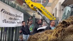 Des agriculteurs déversent du fumier devant la préfecture des Alpes-Maritimes, à Nice, le 26 janvier 2023.