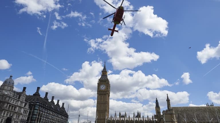 Un hélicoptère de secours photographié au dessus des immeubles de Londres en mai 2016 (image d'illustration)