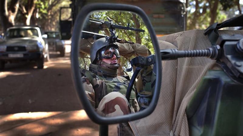 Militaires français à Niono, au Mali. Des colonnes de blindés français progressaient dimanche vers Diabali, ville du centre de Mali qui aurait été abandonnée par les rebelles djihadistes après plusieurs jours de bombardements aériens. /Photo prise le 20 j