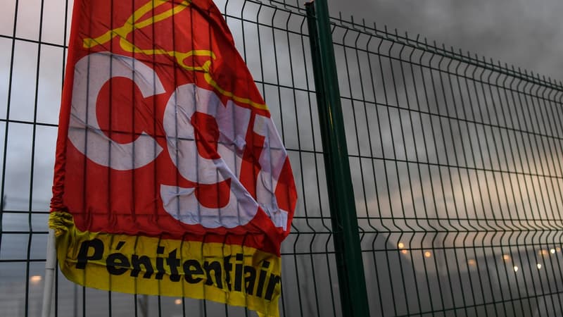 Une banderole CGT à la prison de Vendin-le-Vieil