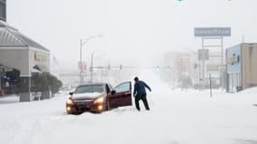 Une voiture coincée par la neige à Little Rock (Arkansas) lors du passage de la tempête Fern aux États-Unis, le 24 janvier 2026. 