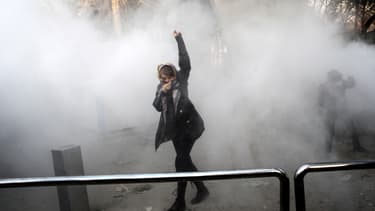 Une manifestante lors d'un mouvement de protestation à l'Université de Téhéran, le 30 décembre 2017.