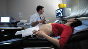 Echographie d'une femme enceinte. (Illustration)