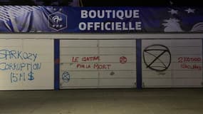 Le Stade de France tagué. 