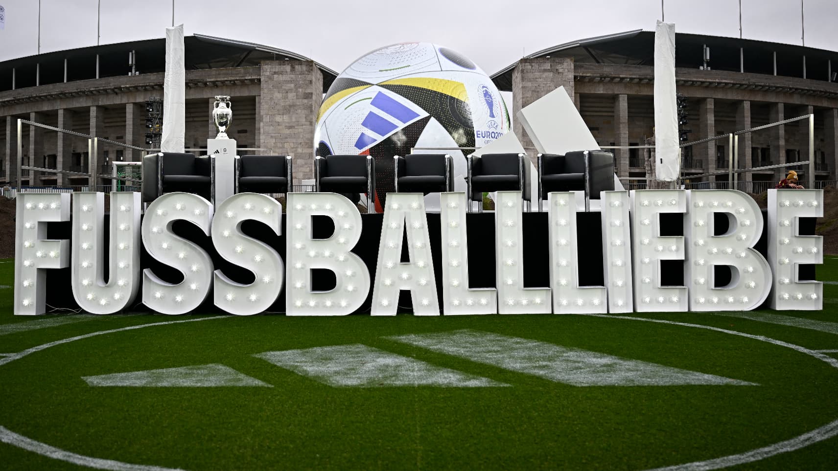 RTBF Sport on X: ⚽️ Voici le nouveau ballon pour l'Euro 2024 ! Son nom  FussBallliebe qui signifie en allemand l'amour du football. ❤️ 🤔 Qu'en  pensez-vous ? Plus d'infos 👉