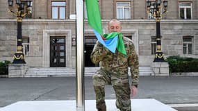Pour sa première visite dans la capitale du Haut-Karabagh dimanche 15 octobre, le président azerbaïdjanais a symboliquement dressé le drapeau du pays.