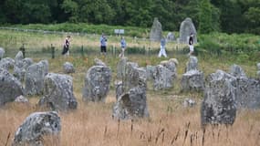 Des touristes visitent les mégalithes de Carnac le 27 juin 2025. (Photo d'archive)