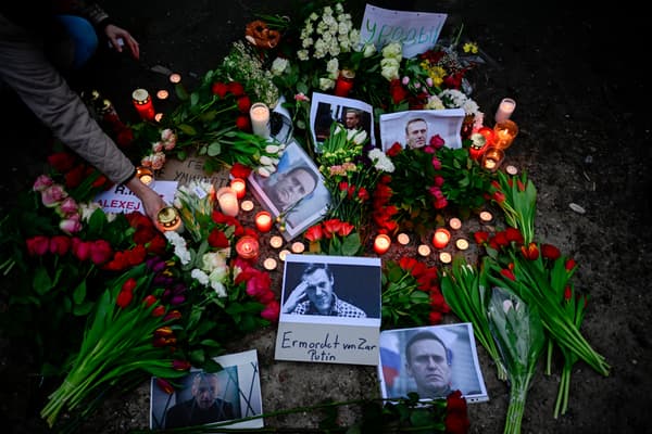 Des fleurs, bougies et pancartes en hommage à Alexeï Navalny, devant l'ambassade russe à Berlin, en Allemagne, le 17 février 2024
