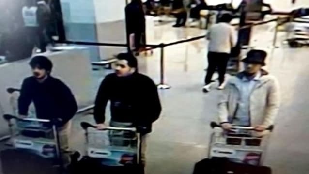 Image des caméras de surveillance de l'aéroport de Bruxelles diffusée par la police fédérale belge, où l'on voit, de gauche à droite, les kamikazes Najim Laachraoui, Ibrahim el-Bakraoui et un troisième homme, identifié comme Mohamed Abrini et depuis arrêté. Image des caméras de surveillance de l'aéroport de Bruxelles diffusée par la police fédérale belge, où l'on voit, de gauche à droite, les kamikazes Najim Laachraoui, Ibrahim el-Bakraoui et un troisième homme, identifié comme Mohamed Abrini et depuis arrêté.