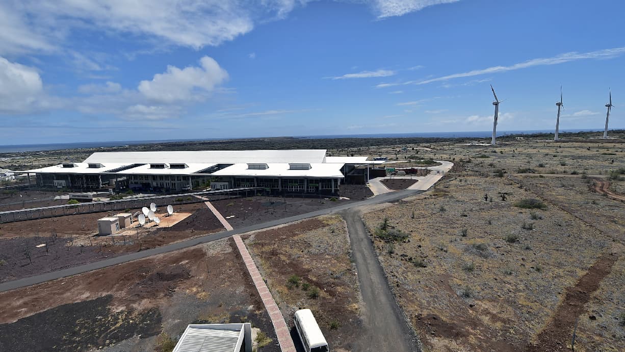 Solaire, éolien, larges ouvertures sans fenêtres permettent à l'aéroport Seymour de se passer d'énergies fossiles. Solaire, éolien, larges ouvertures sans fenêtres permettent à l'aéroport Seymour de se passer d'énergies fossiles.