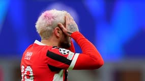 Theo Hernandez avec l'AC Milan après son expulsion face à Feyenoord en barrage retour de Ligue des champions