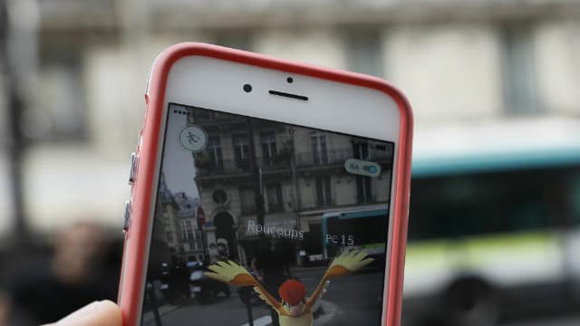 Un joueur de Pokemon Go dans les rues de Paris après sa sortie le 24 juillet 2016