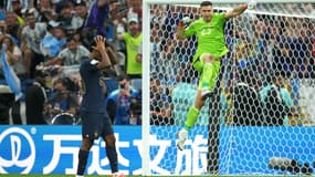 Emiliano Martinez arrête le tir au but de Kingsley Coman en finale de la Coupe du monde, le 18 décembre 2022.
