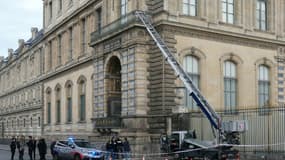 Des policiers près d'un monte-charge utilisé lors d'un cambriolage au musée du Louvre, le 19 octobre 2025 à Paris.
