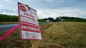 Un panneau interdisant l'accès au site près du lieu où des spectateurs sont morts après avoir été heurtés par une voiture qui a quitté la route lors d'un rallye automobile à Saint-Just, dans le Puy-de-Dôme, le 26 juillet 2025