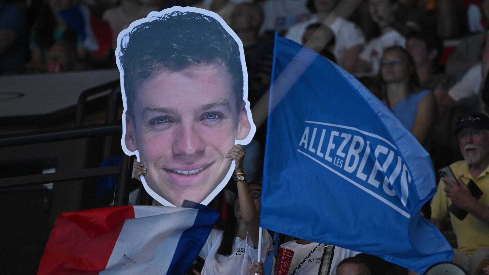Très grosse ambiance dans le public de la Défense Arena pour supporter Léon Marchand, le 28/07/2024