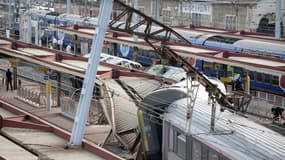 Site de l'accident à la station de Brétigny-sur-Orge, près de Paris, le 12 juillet 2013, après qu'un train intercités ait déraillé à son arrivée en gare