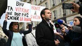 Le directeur général du BHV Karl-Stéphane Cottendin s'exprime à côté de manifestants anti-Shein, à Paris, le 3 novembre 2025