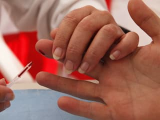 Un homme subit un test VIH lors de l'opération "Test In The City", un test VIH gratuit à Monaco, le 25 novembre 2015.