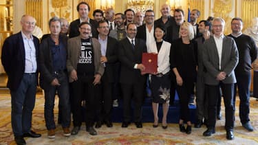 Fleur Pellerin entourée de Marc Schwartz et des 18 signataires de l'accord sur la musique en ligne