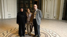 Votre serviteur avec Manoubia et Leïla Bouazizi, mère et soeur de Mohamed Bouazizi, le 1er juillet 2011 à Paris