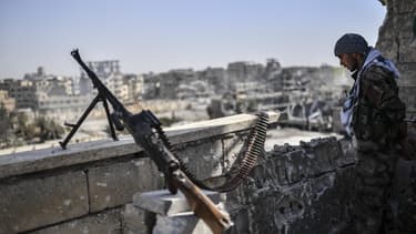 Un combattant des SDF à Raqqa en 2017