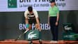 Carlos Alcaraz avec une juge de ligne à Roland-Garros en mai 2025