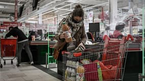 Des clients en train de remplir leurs caddies dans un supermarché de Bordeaux le 4 novembre dernier.