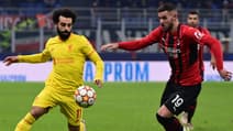 Mohamed Salah face à Theo Hernandez, à Milan le 7 décembre 2021